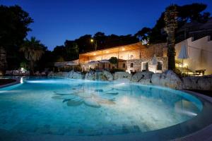 Bazén v ubytování Hotel Aurora e del Benessere nebo v jeho okolí