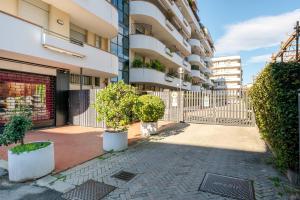 Το κτήριο όπου στεγάζεται  το διαμέρισμα