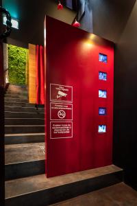 Cette chambre est dotée d'un mur rouge avec des escaliers. dans l'établissement Zrooms&Suites Hostel Boutique, à Saragosse