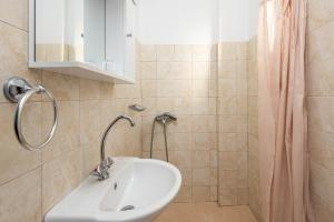 A bathroom at Litsas Studios