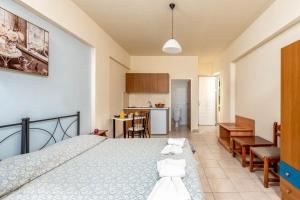 A bed or beds in a room at Litsas Studios
