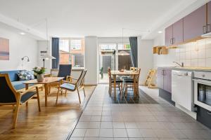 a kitchen and dining room with a table and chairs at Ribe Byferie Resort in Ribe