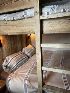 a couple of bunk beds in a room at Appartement 4 à 5 personnes in Val dʼIsère