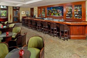 Ο χώρος του lounge ή του μπαρ στο Catamaran Resort Hotel and Spa