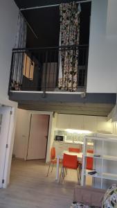 ein Zimmer mit Tisch und Stühlen und einem Balkon in der Unterkunft valencialoft in Valencia + 37 Fotos