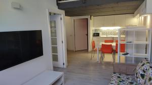 ein Wohnzimmer mit einem TV und einem Tisch mit Stühlen in der Unterkunft valencialoft in Valencia