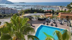 Uma vista da piscina em Marina Hotel Kusadasi ou nos arredores