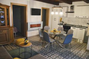 a kitchen and dining room with a table and chairs at Kuća za odmor Pušlek in Grabrovnik