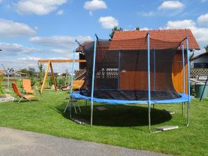 - une aire de jeux avec trampoline dans la pelouse dans l'établissement Ferienwohnung Hornauer, à Roding