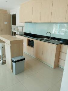 une cuisine vide avec évier et comptoir dans l'établissement Grande Caribbean Condo Resort TLH, à Pattaya (sud)