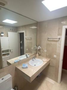 baño con lavabo y espejo grande en "Casa al Mare" Ferien Apartment mit Wohlfühlgarantie!, Meer,Strand,Golf,Wandern, en La Playa de Tauro