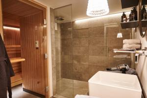 卡普倫的住宿－Serviced Luxury Chalet Evi, Ski-in Ski-out，一间带水槽和淋浴的浴室