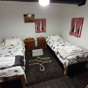 ein Zimmer mit 2 Betten und einem Teppich in der Unterkunft Vila Brajčić in Radatovići
