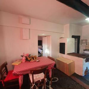 Zimmer mit einem Tisch mit einem roten und weißen Tischtuch. in der Unterkunft Vila Brajčić in Radatovići