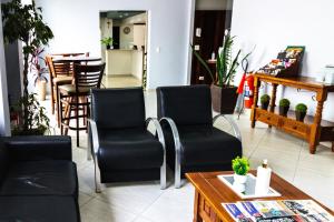 a waiting room with chairs and a table at Sadas Hotel in São Mateus do Sul
