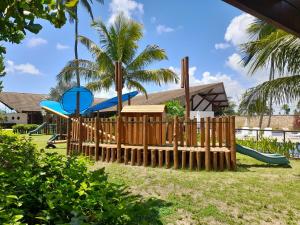 plac zabaw w ośrodku wypoczynkowym ze zjeżdżalnią w obiekcie Aconchegante Flat em condomínio na beira mar de Muro Alto - Malawi Beach Resort w mieście Porto de Galinhas