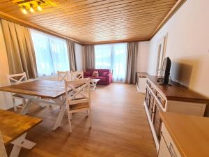 ein Wohnzimmer mit einem Tisch und einem Esszimmer in der Unterkunft Apartments Juri & Hermann 1 in Bad Kleinkirchheim