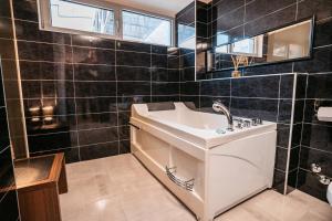 Bilik mandi di MAGICO Rooms & Apartments