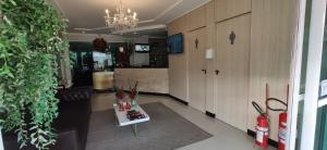 Il comprend un salon avec une table et une cuisine. dans l'établissement Vó Ita Hotel, à Sousa