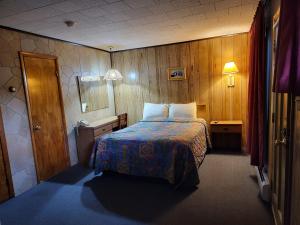 um quarto de hotel com uma cama num quarto em Red Ranch Inn em Catskill