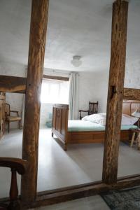 een slaapkamer met twee stapelbedden en een raam bij House Kellisch 1822 in Steffeln