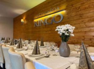Reštaurácia alebo iné gastronomické zariadenie v ubytovaní Penzión Kingo