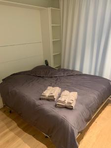 ein Bett mit zwei Handtüchern darüber in der Unterkunft Appartement OP het strand, enfin, zo goed als... in Koksijde