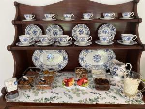 ein Regal mit Tellern, Tassen und Geschirr in der Unterkunft Explorers Lodge in New Norfolk