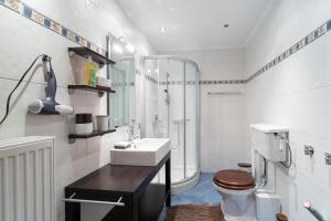 Un baño de The Foxes - Modern 1BD apartment in the Forest