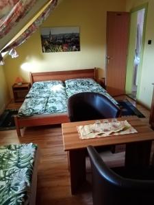肖普朗的住宿－TÖRÖK VENDÉGHÁZ，卧室配有一张床和一张桌子及椅子