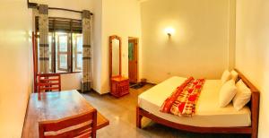 Кровать или кровати в номере Adams Peak Inn