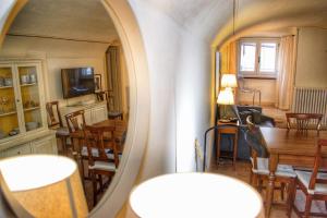 espejo en una habitación con mesa y comedor en Appartamento Piazza del Mercato, en Spoleto
