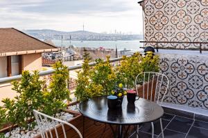 een tafel op een balkon met uitzicht op het water bij Ali Pasha Apartment in Istanbul