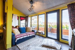een woonkamer met een bank en een groot raam bij Ali Pasha Apartment in Istanbul +211 foto's