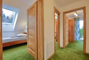 Schlafzimmer mit einem Bett und einem Fenster in der Unterkunft Panskiemisie Domki Całoroczne sauna jacuzzi in Wetlina