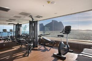 un gimnasio con una gran ventana con máquinas de correr en Windsor Tower Hotel en Río de Janeiro