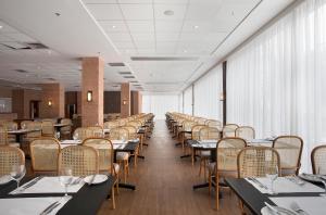 a row of tables and chairs in a restaurant at Windsor Tower Hotel in Rio de Janeiro