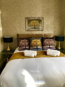 een slaapkamer met een groot bed en 2 handdoeken bij Merewyke Boutique Luxury Family Apartment Sleeps 4 , Central Location in Windermere