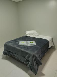 uma cama com duas toalhas em cima em Hotel Pousada Bueno's em Francisco Beltrão