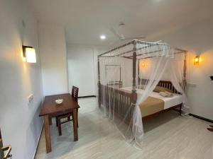 Rúm í herbergi á Sunnyplace Guest Mirissa