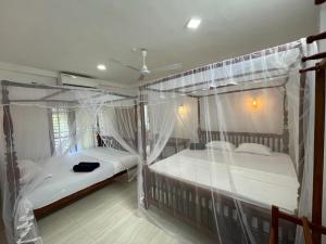 Rúm í herbergi á Sunnyplace Guest Mirissa