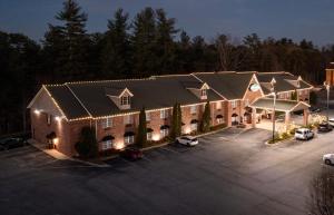 an overhead view of a building with cars parked in a parking lot at Mountain Inn & Suites Flat Rock in Flat Rock