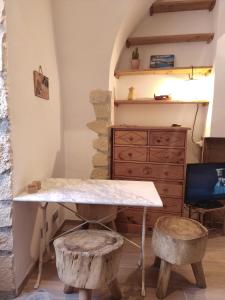 a room with a table and two stools at Joli petit appartement Montagne#SKI#LAC#NETFLIX# in Seyne