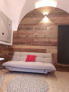 sala de estar con sofá blanco y almohada roja en Joli petit appartement Montagne#SKI#LAC#NETFLIX# en Seyne