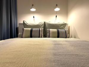 Postel nebo postele na pokoji v ubytování Cozy Home Jekaba Apartment, old town, self check-in