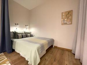 Postel nebo postele na pokoji v ubytování Cozy Home Jekaba Apartment, old town, self check-in