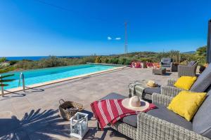 Bazén v ubytování Villa Luxury Sunshine Alghero con piscina vista mare nebo v jeho okolí