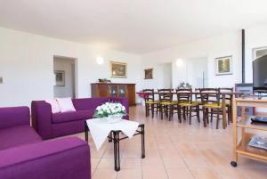 Restoran ili drugo mesto za obedovanje u objektu Villa Mimosa ad Alghero a 2km dalla spiaggia per 6 persone