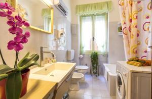 A bathroom at Cervi flat close to the sea and the historic centre of Alghero