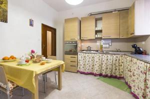 A kitchen or kitchenette at Cervi flat close to the sea and the historic centre of Alghero Még 37 kép